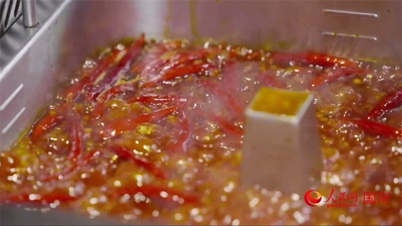 成都麻辣火鍋。人民網(wǎng)記者 張榮攝