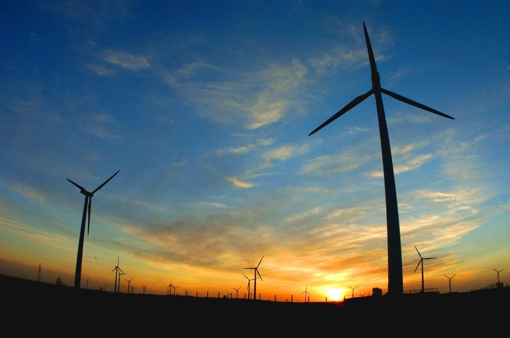 2005年，吉林省白城市通榆縣境內(nèi)幾十部風(fēng)力發(fā)電機(jī)組在工作。新華社發(fā)