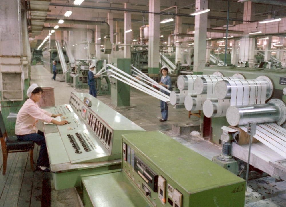 1981年，東北遼陽石油化學(xué)纖維廠抽絲車間一角。新華社發(fā)