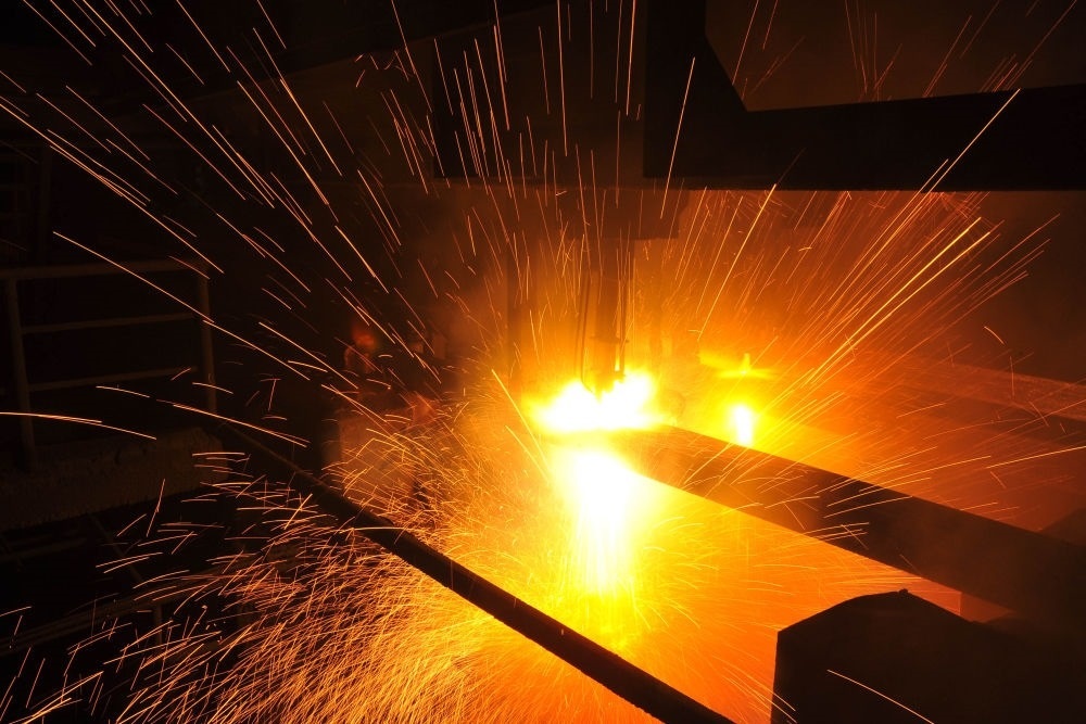 2015年3月10日，東北特鋼集團(tuán)大連基地生產(chǎn)的合金鋼連鑄坯進(jìn)行定尺切割。新華社發(fā)