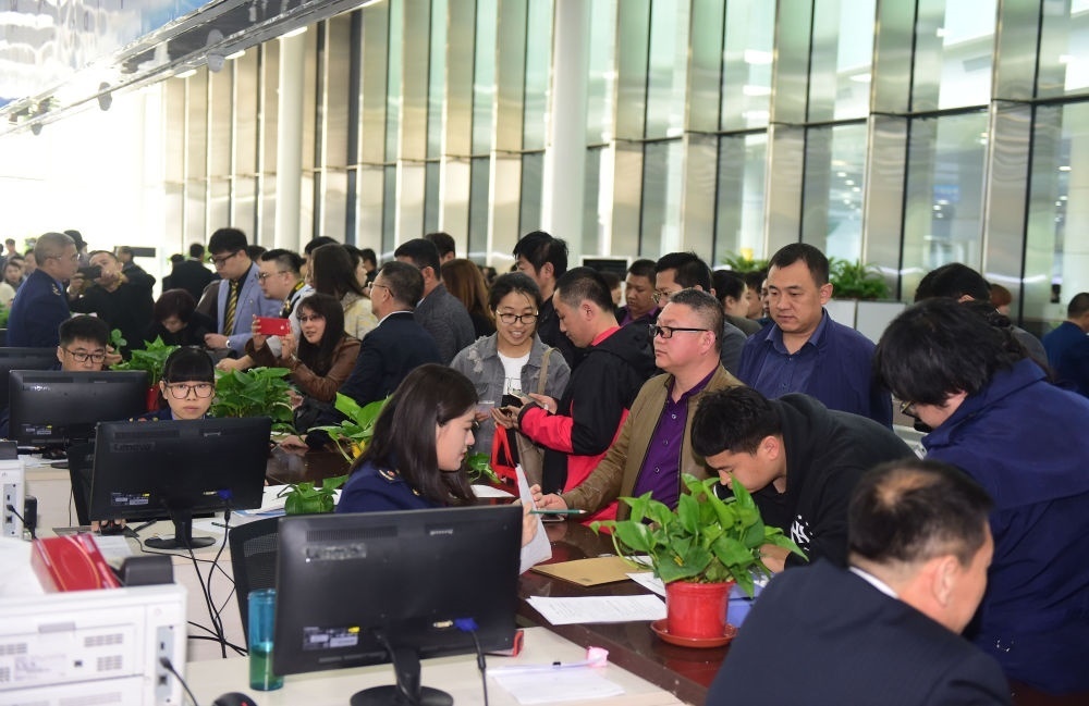 2017年4月10日，中國（遼寧）自由貿(mào)易試驗區(qū)沈陽片區(qū)揭牌當(dāng)日，眾多企業(yè)咨詢注冊。新華社記者楊青攝