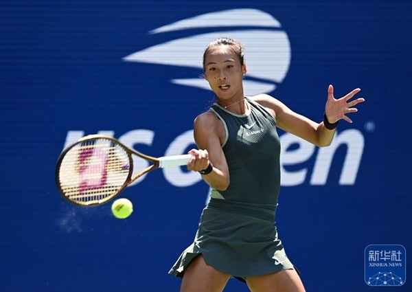 鄭欽文在比賽中回球。新華社記者 李睿 攝