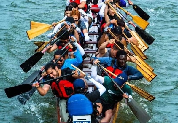 “熊貓叨叨”團(tuán)隊(duì)參加龍舟比賽。