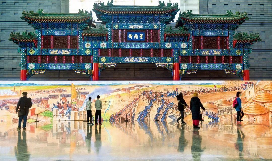 △2022年1月，觀眾在首都博物館參觀“穿越時空的大運(yùn)河”數(shù)字影像展。