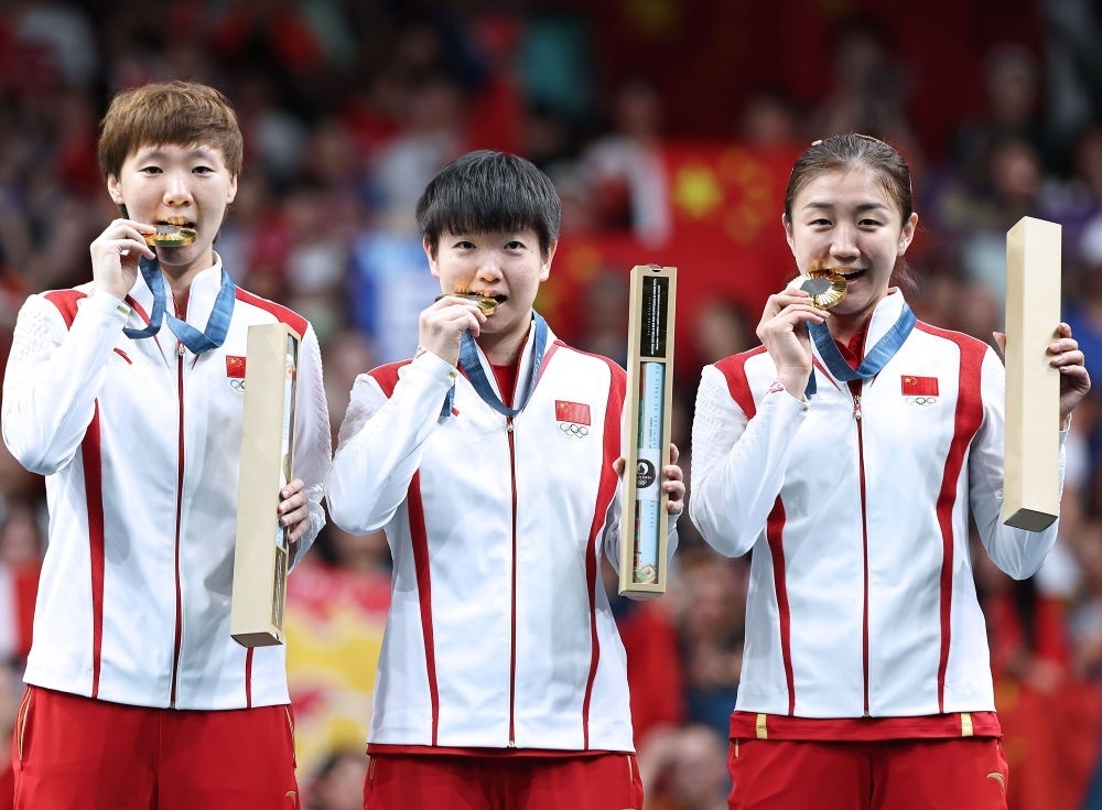 冠軍中國(guó)隊(duì)選手王曼昱、孫穎莎、陳夢(mèng)（從左至右）在巴黎奧運(yùn)會(huì)乒乓球女子團(tuán)體頒獎(jiǎng)儀式上（2024年8月10日攝）。新華社記者 王東震 攝