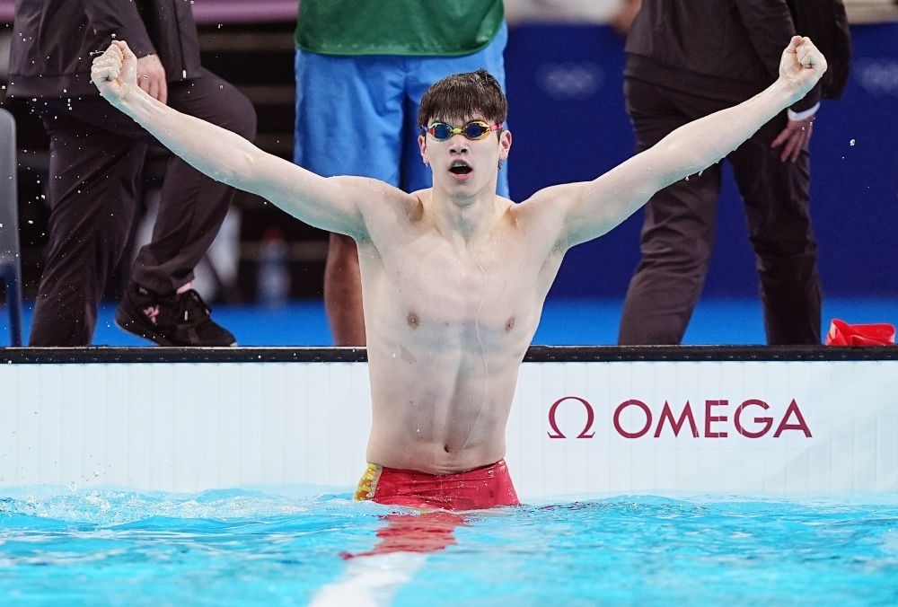 中國(guó)選手潘展樂(lè)在巴黎奧運(yùn)會(huì)游泳男子100米自由泳決賽后慶祝奪冠及打破世界紀(jì)錄（2024年7月31日攝）。新華社記者 杜宇 攝