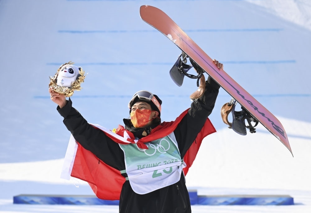 蘇翊鳴在北京2022年冬奧會(huì)單板滑雪男子大跳臺(tái)決賽奪冠后慶祝（2022年2月15日攝）。新華社記者 黃宗治 攝