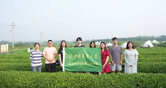 在山東日照，中國農(nóng)業(yè)大學(xué)食品學(xué)院實踐團(tuán)就農(nóng)業(yè)生產(chǎn)智能化設(shè)備、肥料選用等問題開展實地調(diào)研，并面向300余名村民陸續(xù)開展4次科普宣講。校方供圖