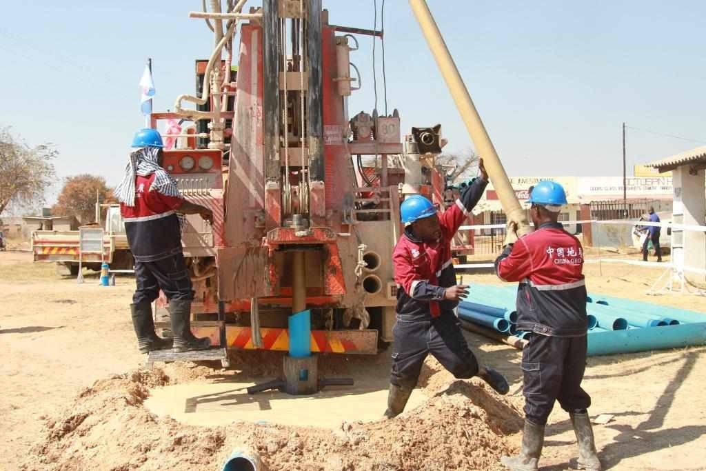 7月22日，工人在津巴布韋東馬紹納蘭省舉行的中國援津巴布韋300口水井項目開工儀式上鉆井。新華社發(fā)