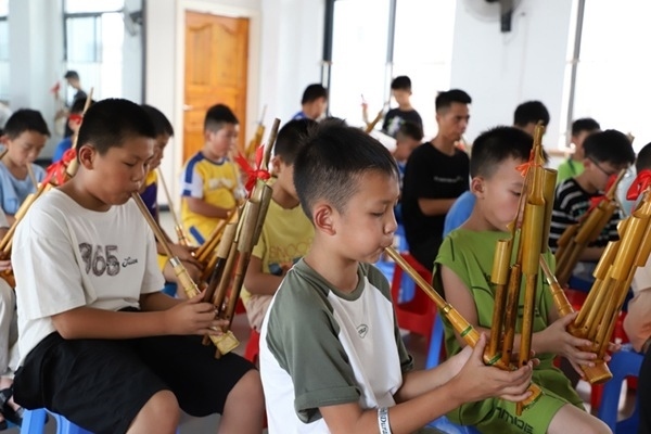 孩子們在學吹蘆笙。融水縣文化館供圖
