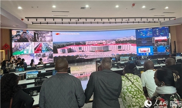 研討班一行在塔山煤礦參觀。人民網(wǎng) 曹欣悅攝