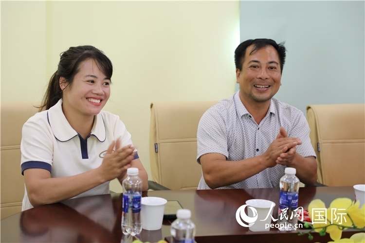 越南沙巴市黃連寄宿制民族小學老師阮氏秋姮、阮文享。人民網(wǎng)記者簡承淵攝