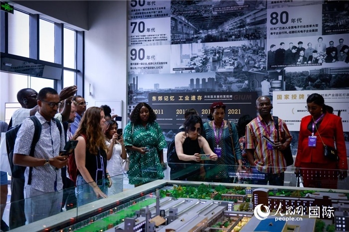 2024“一帶一路”媒體合作論壇聯(lián)合采訪調(diào)研行成員在東郊記憶園區(qū)參觀采訪。本報(bào)記者 伊霄攝