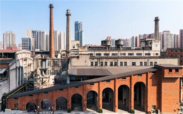 在原成都國營紅光電子管廠舊址上改建而成的東郊記憶園區(qū)南大門。大門既保留了老工業(yè)區(qū)的風(fēng)貌，又融入了現(xiàn)代審美和創(chuàng)意，成為了園區(qū)一大亮點(diǎn)。資料圖片