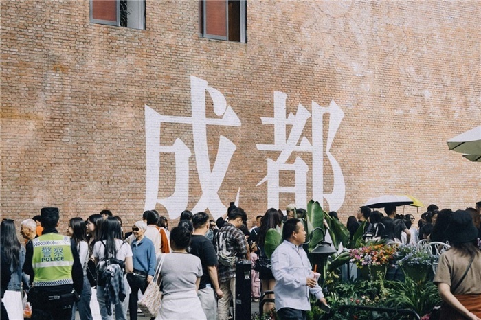 東郊記憶園區(qū)“成都墻”以巨大的“成都”字樣和獨(dú)特的藝術(shù)設(shè)計(jì)成為園區(qū)的網(wǎng)紅打卡地，吸引了眾多游客和市民前來參觀。資料圖片