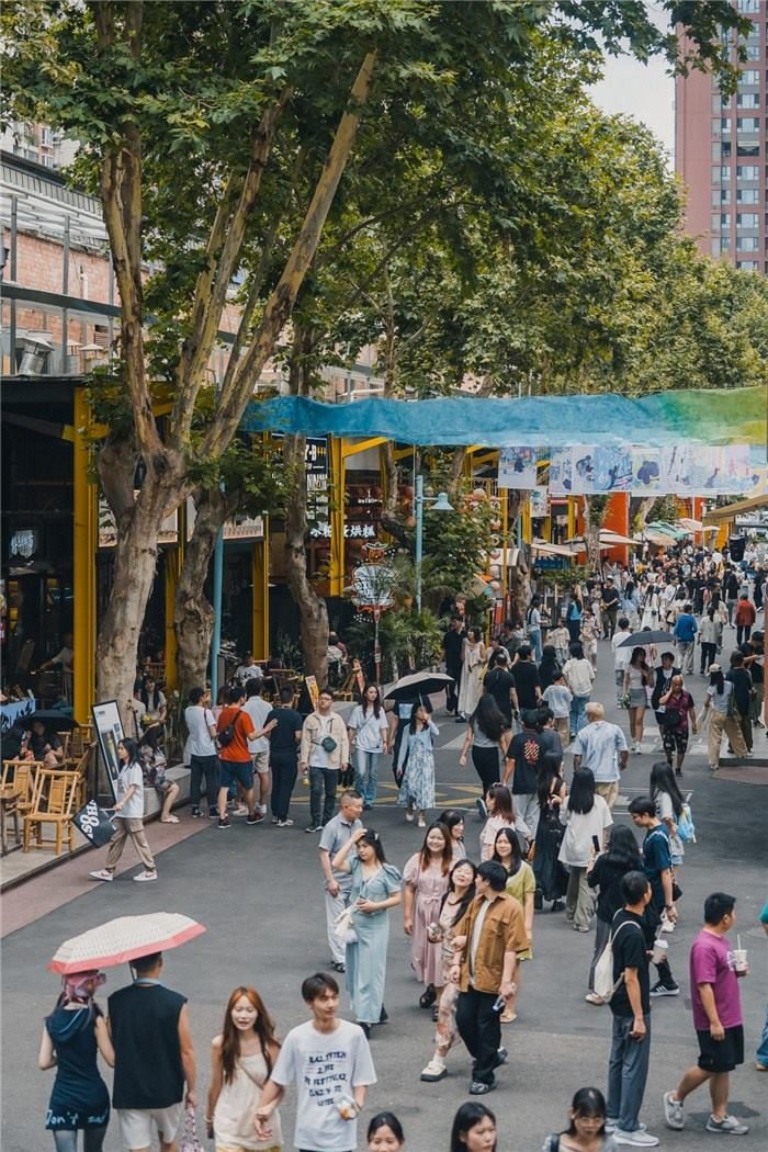 北街美食區(qū)是東郊記憶園區(qū)集美食、文化與休閑于一體的特色區(qū)域，為游客和當(dāng)?shù)鼐用裉峁┝素S富多樣的餐飲選擇。資料圖片