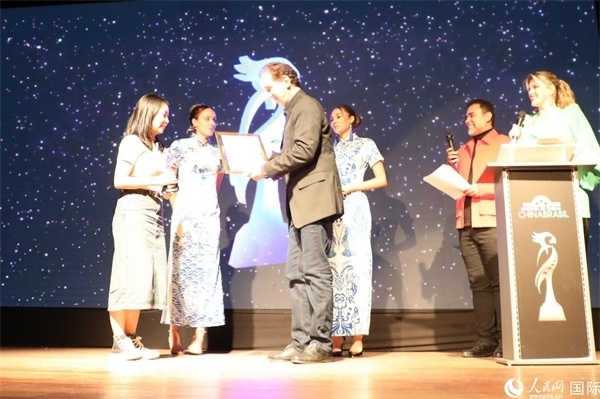 為期4天的第三屆中國(guó)－巴西電影展期間，來(lái)自中巴兩國(guó)的14部參展影片受到巴西電影愛(ài)好者和社會(huì)各界人士好評(píng)，并分別榮獲本次電影展組委會(huì)頒發(fā)的“藍(lán)鸚鵡”獎(jiǎng)。7部最近兩年制作中國(guó)影片參展，其中由《環(huán)球時(shí)報(bào)》文娛新媒體平臺(tái)“環(huán)球時(shí)報(bào)—娛評(píng)”推薦參展的影片《長(zhǎng)安三萬(wàn)里》曾獲得第36屆中國(guó)電影金雞獎(jiǎng)最佳美術(shù)片獎(jiǎng)。圖為當(dāng)?shù)貢r(shí)間8月26日晚舉行的電影展開(kāi)幕式暨“藍(lán)鸚鵡”獎(jiǎng)?lì)C獎(jiǎng)典禮現(xiàn)場(chǎng)。 人民網(wǎng)記者 陳一鳴攝