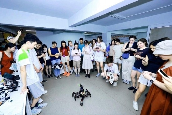 8月25日，中外青年在浙江杭州觀看機(jī)器人表演。新華社發(fā)（清華大學(xué)供圖）
