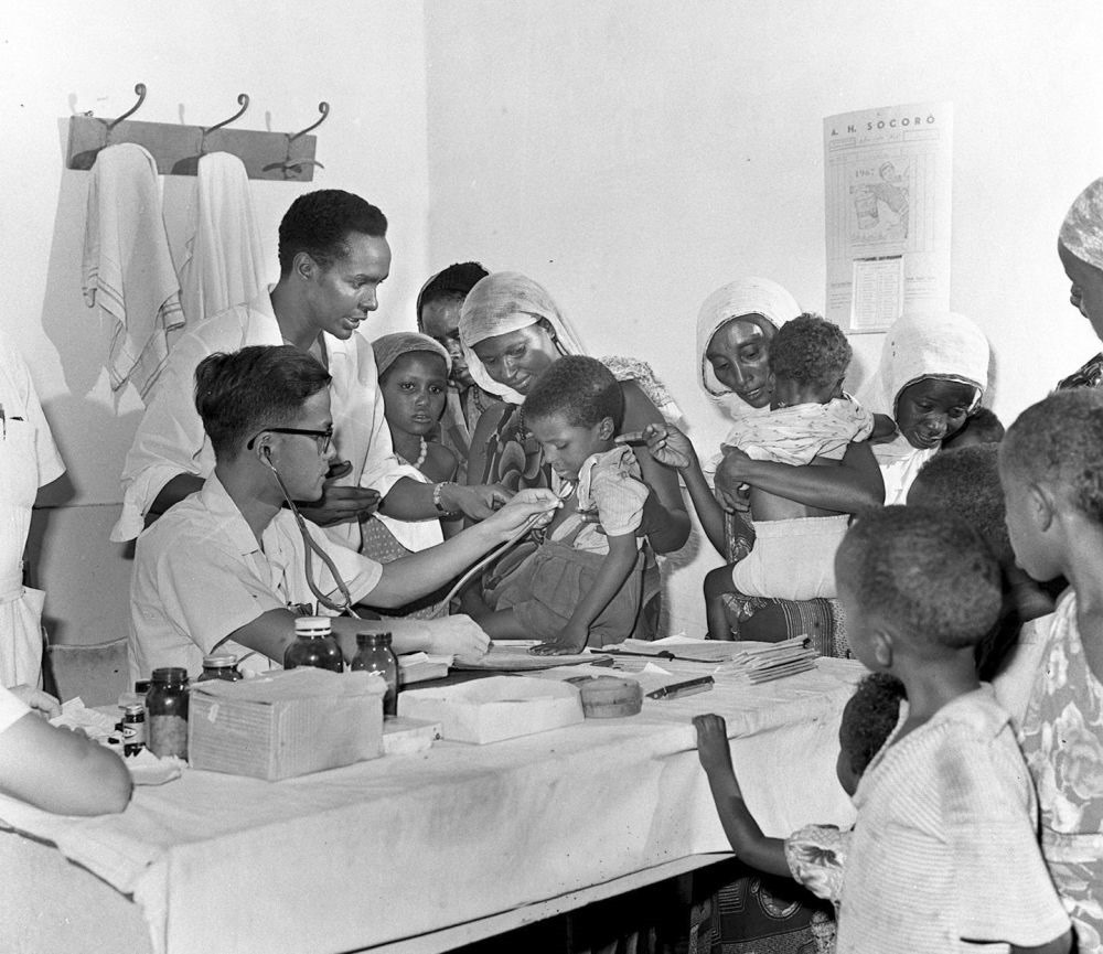 1968年4月，中國(guó)醫(yī)療隊(duì)醫(yī)生在索馬里阿弗戈依鎮(zhèn)巡回醫(yī)療時(shí)為當(dāng)?shù)貎和尾　? width=