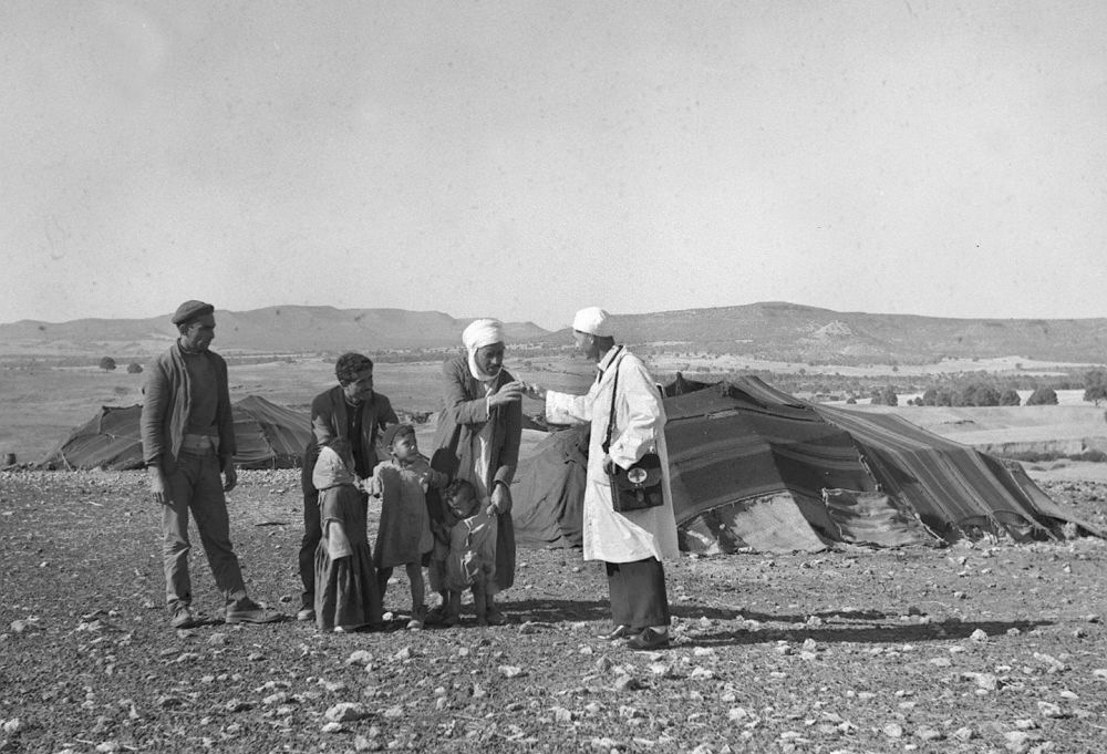 1965年，一名中國(guó)援阿爾及利亞醫(yī)療隊(duì)醫(yī)生（右一）在阿爾及利亞賽伊達(dá)省為牧民診治。