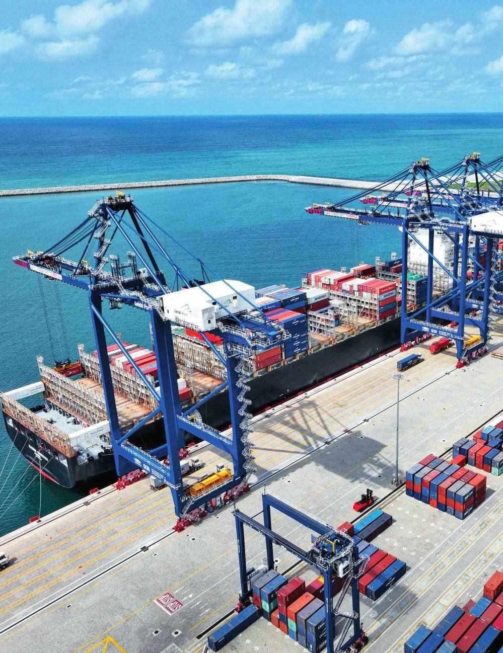 由中國(guó)港灣工程有限責(zé)任公司承建的尼日利亞萊基深水港位于中尼合作建設(shè)的拉各斯萊基自貿(mào)區(qū)內(nèi)，是尼日利亞首個(gè)現(xiàn)代化深水港和最大港口。圖為一艘貨輪在尼日利亞拉各斯萊基深水港裝卸集裝箱（2024 年 3 月 11 日攝）萊基港公司供圖