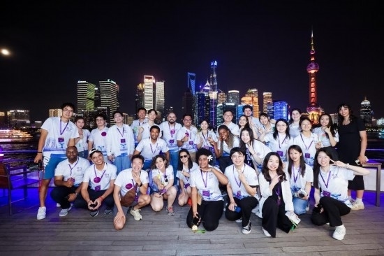 8月21日，中外青年在上海參觀時(shí)合影留念。新華社發(fā)（清華大學(xué)供圖）