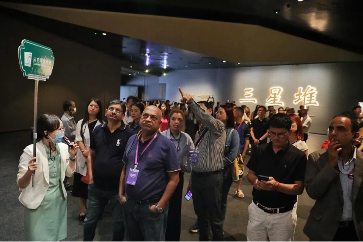 8月31日，亞洲媒體考察團參訪三星堆博物館?！吨袊洕芸酚浾咝ゑ磾z