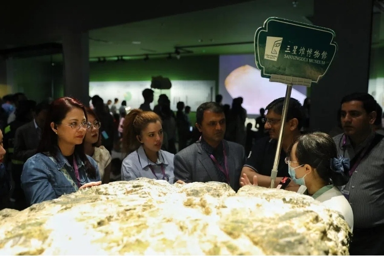 8月31日，亞洲媒體考察團參訪三星堆博物館。左一為馬來西亞《星報》首席商務官莉迪婭·王?！吨袊洕芸酚浾咝ゑ磾z