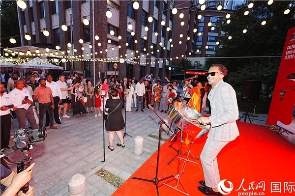 來自特多的藝術(shù)家在慶祝儀式上表演特多鋼鼓。人民網(wǎng)記者 趙益普攝