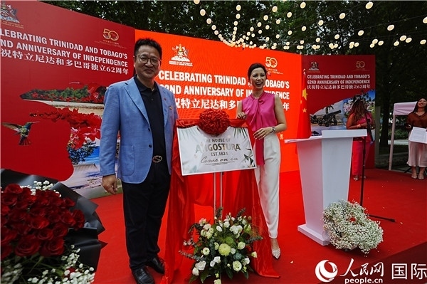 當(dāng)天的慶祝儀式上，還舉行了特多著名酒品牌安高天娜回歸中國市場的揭幕儀式。人民網(wǎng)記者 趙益普攝