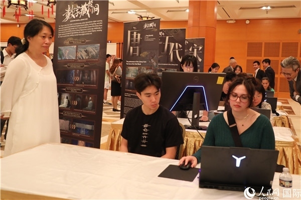 在活動現(xiàn)場，當?shù)孛癖婓w驗“數(shù)字藏經(jīng)洞”云游戲，沉浸式體驗敦煌文化。 人民網(wǎng)記者 李志偉攝