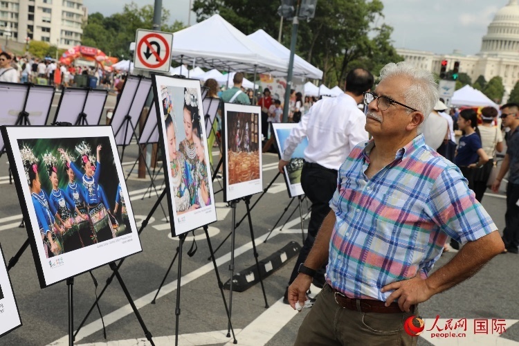 80余幅貴州主題攝影圖片展示了貴州文旅魅力。人民網(wǎng)記者 李志偉攝