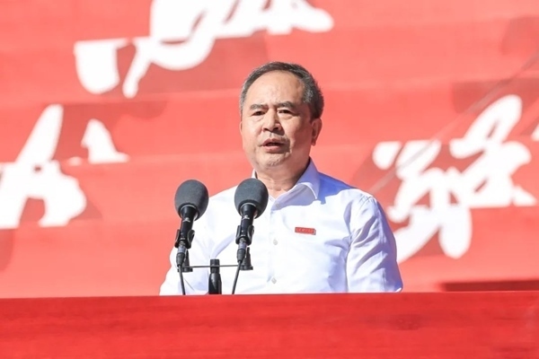 中國(guó)科學(xué)院院士、大連理工大學(xué)校長(zhǎng)賈振元在2024級(jí)新生開(kāi)學(xué)典禮上致辭。校方供圖