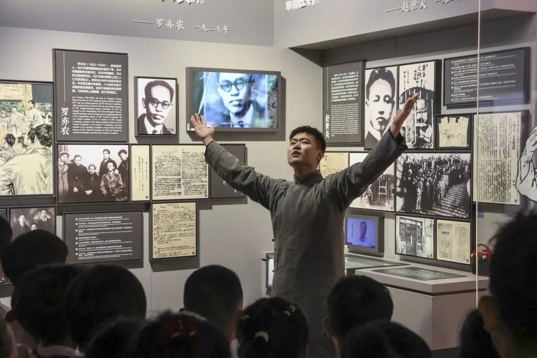 勞模身穿長(zhǎng)袍再現(xiàn)烈士事跡。徐匯區(qū)總工會(huì)供圖