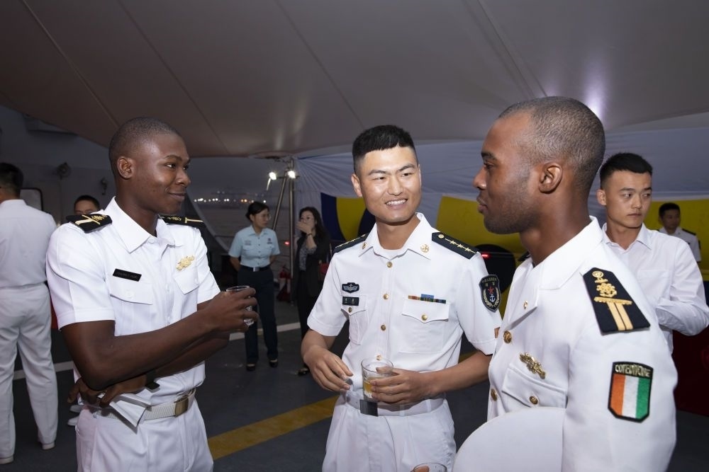 2023年6月25日，中國(guó)和科特迪瓦雙方官兵在南寧艦舉辦的甲板招待會(huì)上交流。中國(guó)海軍第43批護(hù)航編隊(duì)22日抵達(dá)科特迪瓦經(jīng)濟(jì)首都阿比讓，開始對(duì)科特迪瓦為期4天的友好訪問。