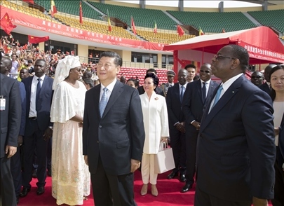 2018年7月22日，國家主席習近平在達喀爾同時任塞內(nèi)加爾總統(tǒng)薩勒共同出席塞內(nèi)加爾競技摔跤場項目移交儀式。新華社記者 王曄 攝