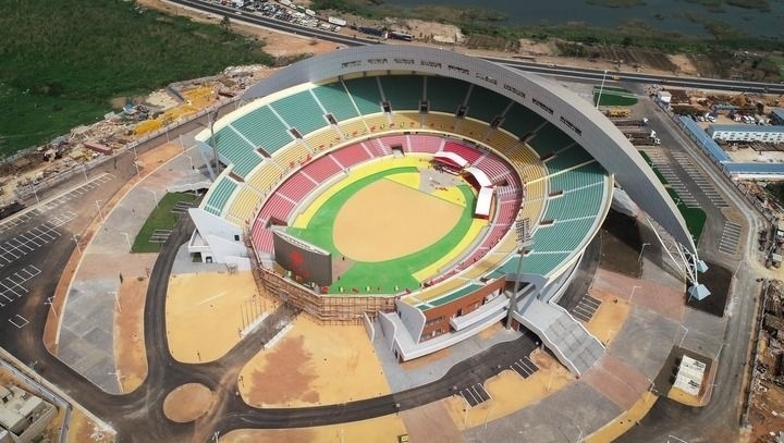 這是2018年7月18日在塞內(nèi)加爾首都達(dá)喀爾航拍的中國援建的塞內(nèi)加爾競技摔跤場。新華社記者 呂帥 攝