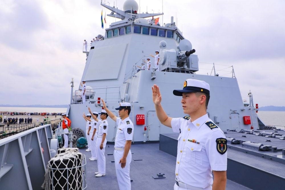 2023年7月8日，中國(guó)海軍第43批護(hù)航編隊(duì)官兵向加蓬利伯維爾奧文多港碼頭的歡迎人群揮手致意。中國(guó)海軍第43批護(hù)航編隊(duì)抵達(dá)加蓬利伯維爾，開始對(duì)加蓬進(jìn)行為期4天的友好訪問。