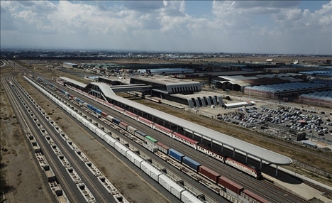 這是2023年9月20日在肯尼亞首都內(nèi)羅畢拍攝的蒙內(nèi)鐵路內(nèi)羅畢站（無人機照片）。新華社記者 韓旭 攝