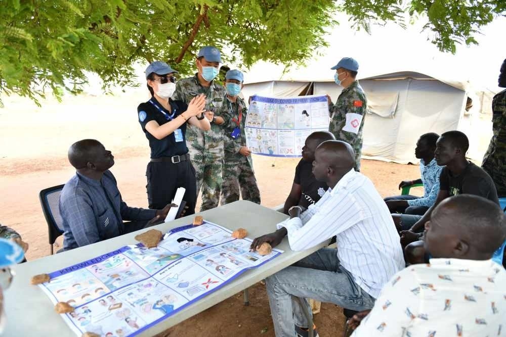 2020年3月，在南蘇丹首都朱巴，執(zhí)行聯(lián)合國(guó)維和任務(wù)的中國(guó)維和警察廖潔給當(dāng)?shù)鼐熘v解防疫知識(shí)。