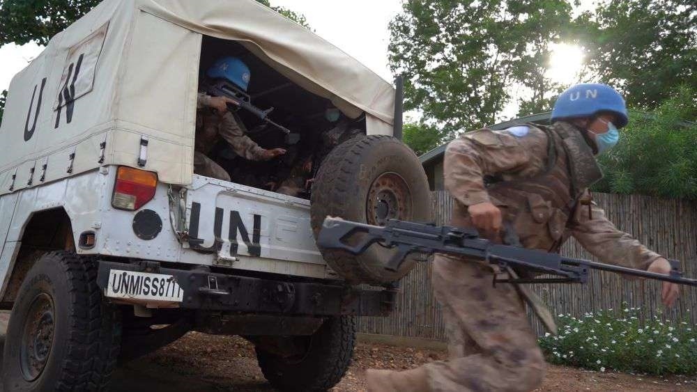 2022年7月27日，中國(guó)第八批赴南蘇丹（朱巴）維和步兵營(yíng)百人防暴隊(duì)抵達(dá)預(yù)定區(qū)域，進(jìn)行綜合防衛(wèi)演練。針對(duì)南蘇丹社會(huì)安全問題及近期在剛果（金）東部地區(qū)發(fā)生的針對(duì)聯(lián)合國(guó)剛果（金）穩(wěn)定特派團(tuán)的抗議示威活動(dòng)，中國(guó)第八批赴南蘇丹（朱巴）維和步兵營(yíng)于日前組織UN HOUSE（聯(lián)合國(guó)之家）綜合防衛(wèi)演練，以應(yīng)對(duì)可能出現(xiàn)的難民涌入、營(yíng)門遇襲、暴恐威脅等突發(fā)情況。