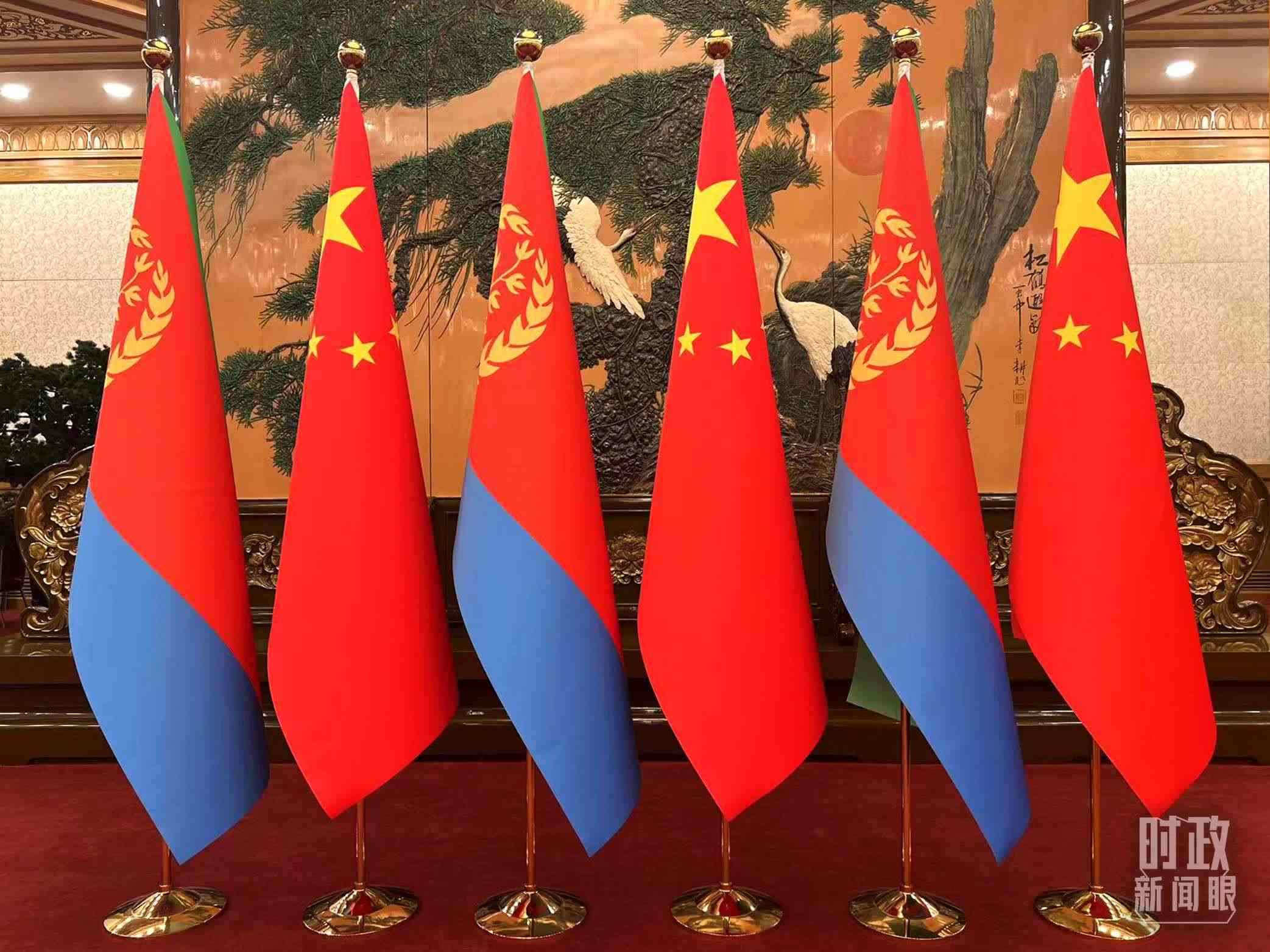 △會見現(xiàn)場擺放的中國和厄立特里亞兩國國旗。（總臺央視記者趙婷拍攝）