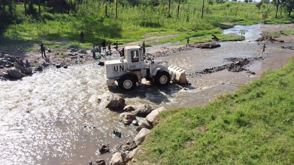 2023年6月7日，在剛果（金）南基伍省卡萊亥地區(qū)，中國(guó)第26批赴剛果（金）維和工兵分隊(duì)官兵進(jìn)行施工作業(yè)。