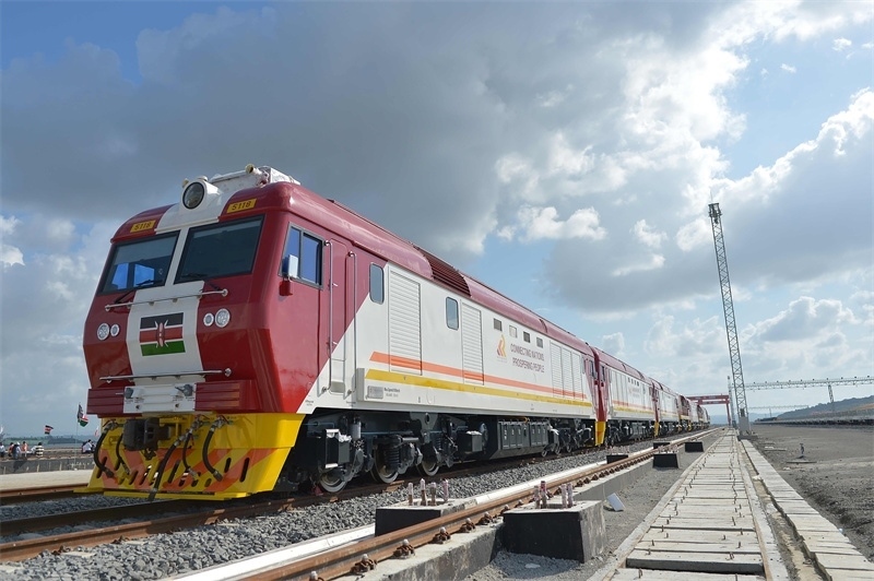 當(dāng)?shù)貢r(shí)間2017年5月30日，肯尼亞蒙巴薩，連接肯尼亞港口城市蒙巴薩和首都內(nèi)羅畢的蒙內(nèi)鐵路正式竣工通車。