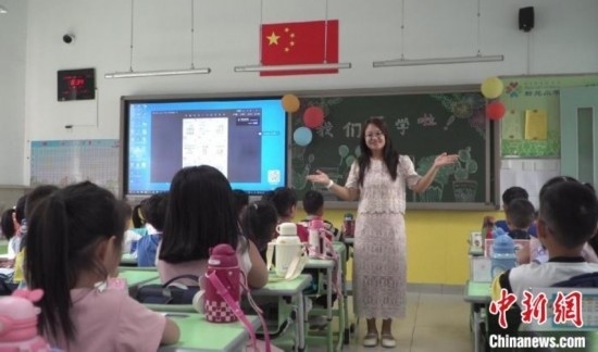 圖為衡水市新苑小學(xué)，老師正在給學(xué)生講開學(xué)第一課的內(nèi)容。王天祥 攝