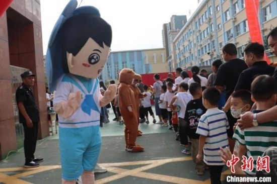 圖為衡水市新苑小學(xué)，老師穿上玩偶服裝歡迎新生入學(xué)。王天祥 攝