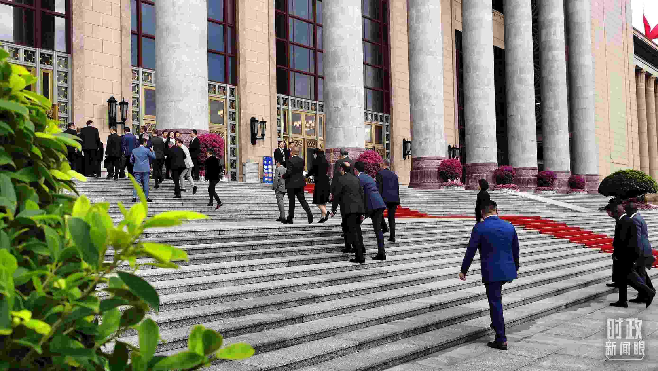  △與會(huì)者正在步入會(huì)場(chǎng)。（總臺(tái)央視記者郭鴻拍攝）