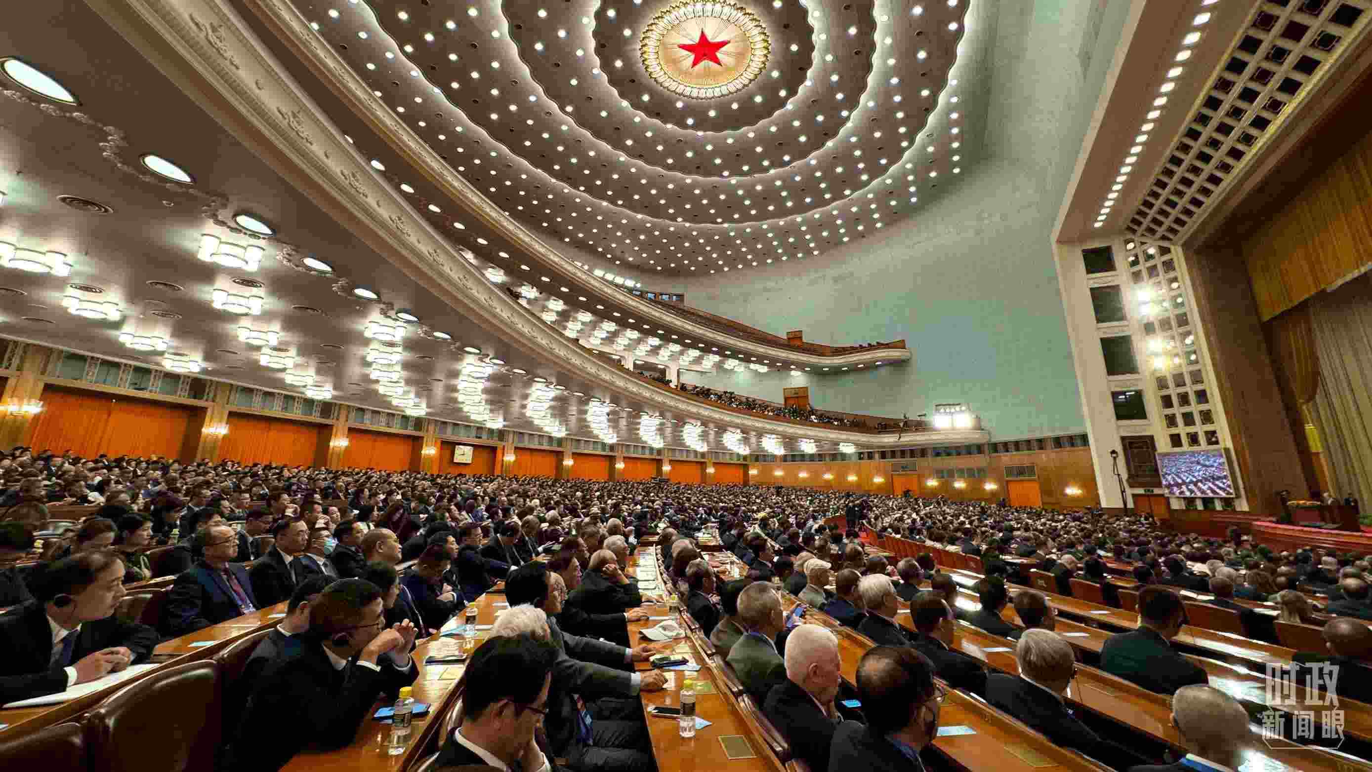  △中非合作論壇非方成員國(guó)國(guó)家元首、政府首腦、代表團(tuán)團(tuán)長(zhǎng)及國(guó)際和地區(qū)組織負(fù)責(zé)人等中外各界人士3200余人出席開(kāi)幕式。（總臺(tái)央視記者蔣碩拍攝）