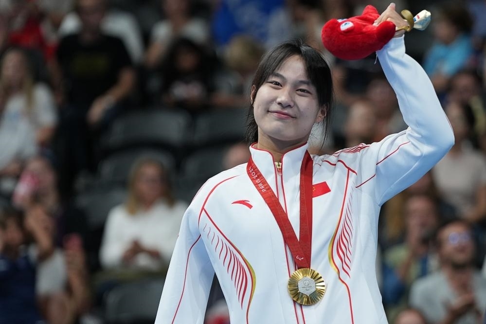 9月4日，蔣裕燕在巴黎殘奧會游泳女子100米自由泳S7級頒獎儀式上。新華社記者 熊琦 攝