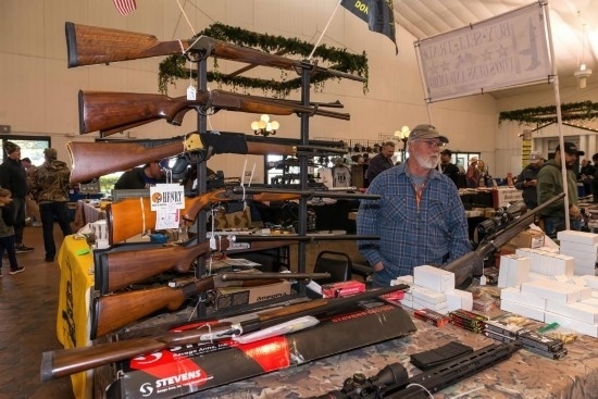 這是2022年1月22日在美國達(dá)拉斯槍展上拍攝的槍支。新華社發(fā)（李琳攝）